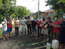Babinsa Koramil 0816/13 Wonoayu Laksanakan Penyemprotan Disinfektan