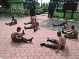 Jaga Kondisi Tetap Selalu Bugar,Koramil 0816/11 Tarik lakuakn berjemur