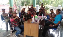 Babinsa Koramil 0816/01 Komsos ke desa Cemengbakalan bahas hidup sehat