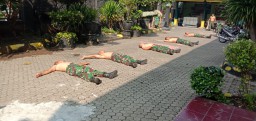 Anggota koramil 0816/01 rutin jaga kondisi tubuh dengan berjemur