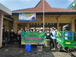 Peran Babinsa Dalam Pelaksanaan Penyemprotan Disinfektan Bersama Warga