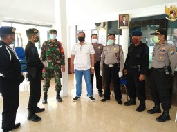 Babinsa Koramil 0816/08 Jabon Bersama Tim Lainnya Lakukan Penyemprotan