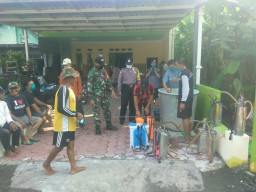2 Desa Waung dan Keret Krembung Laksanakan Penyemprotan Disinfektan
