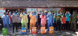 Desa Wonomlati dan Balonggarut Kec. Krembung melaksanakan Penyemprotan