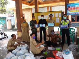 Pemdes Sidomulyo Bagi–Bagi Masker dan Imbauan pada warga cegah covid19