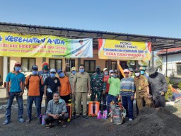 Babinsa Koramil 0816/11 Tarik lakukan Penyemprotan Disinfektan