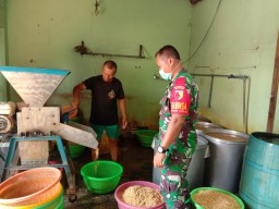 Komsos, Babinsa Koramil 0816/08 Jabon di Industri Tempe