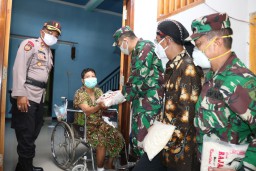 Bentuk Kepedulian, Dandim 0816 berbagi sembako di zona merah Sidoarjo