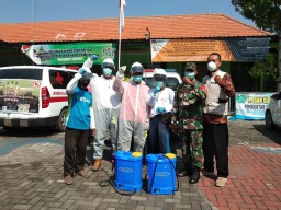Babinsa Koramil 0816/17 Gedangan Bantu Penyemprotan Disinfektan