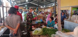 BABINSA KORAMIL 0816/ 01 BAGI MASKER PADA PEDAGANG PASAR SUKO