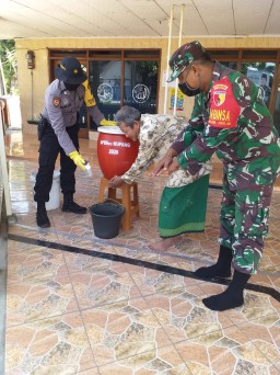 Babinsa Dan Instansi Terkait,Adakan Rapat Dilanjutkan Penyemprotan