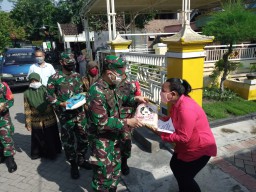 220 kantong Sembako Dibagikan pada Warga Kurang Mampu di Krian