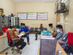 Babinsa Koramil 0816/17 Gedangan Lakukan Verifikasi Warga tidak Mampu