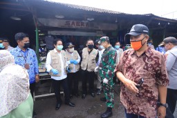 CEGAH PENYEBARAN VIRUS COVID 19,FORKOPIMDA SIDOARJO BAGIKAN MASKER