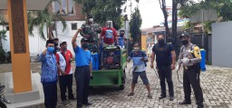 Babinsa Wonocolo dan relawan Taman lakukan penyemprotan Disinfektan