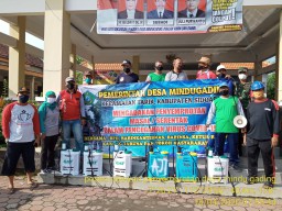 Mensterilkan Dari Covid-19,Babinsa 0816/11 Tarik Lakukan Penyemprotan