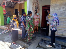 Babinsa Koramil 0816/12 Prambon lakukan pendataan pada warga pendatang
