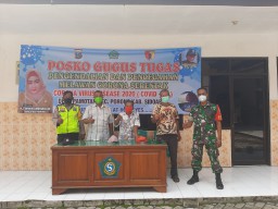 Koramil 04/ Porong Babinsa Serda M Amin Bantu Pembuatan Posko Covid-19