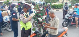 Koramil 0816/06 Tanggulangin dampingi Bagi Masker Gratis Bersama ILS