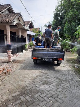 Kekompakan Babinsa Krian bersama Posko Relawan Ds. Barengkrajan