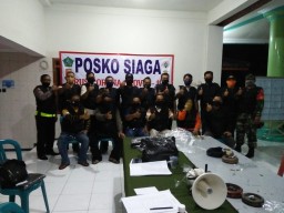 WABAH VIRUS COVID-19 MEREBAK BABINSA BERSAMA RELAWAN BERI EDUKASI ANTI
