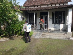 Babinsa Koramil 0816/13 Wonoayu Lakukan Penyemprotan Cairan Disinfekta