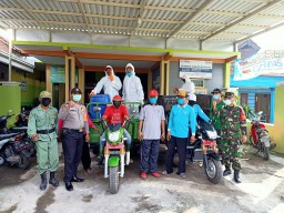 Babinsa Koramil 0816/08 Jabon Dan Para Relawan Adakan Penyemprotan