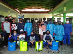 Personil Koramil 0816/08 Jabon Bersama Relawan Lakukan Penyemprotan
