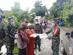 Pembagian Sembako dari kodim 0816/Sidoarjo ke Warga Darmasi