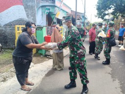 Koramil 0816/17 Gedangan Beri Bantuan Sembako Kepada Masyarakat Miskin