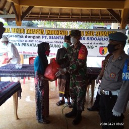 Anggota Koramil 07/Krembung bagi Sembako di Pura Agung Margo Wening
