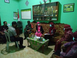 Babinsa Tlasih HimbauTekan Angka Penyebaran Covid-19 di Wilayah Binaan