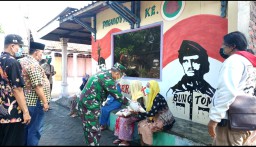 Koramil 0816/15 Sukodono Bagi Sembako Kewarga Desa Binaan