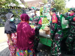 Kepedulian TNI AD, Koramil Tulangan bagi-bagi sembako pada warga
