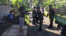 Danramil 0816/04 porong berbagi sembako pada warganya