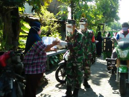 81 kantong plastik Sembako Dibagikan pada Warga oleh Koramil 09/Krian