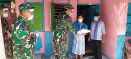 Peduli Sesama, Danramil 0816/11 Tarik Beserta Anggota Bagikan Sembako