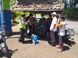 Sinergitas Babinsa dan Bhabinkamtibmas Berikan Himbauan Cegah Covid19