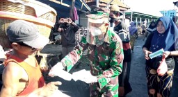 Danramil 0816/09 Kapten INF Siswanto bersama para Babinsa bagi masker