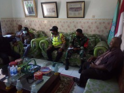 Koramil 04/ Porong Babinsa Serda M Amin Bantu Pembuatan Posko Covid-19