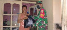 Pendistribusian sembako sebagai rasa simpatik dan keperihatinan TNI