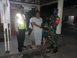 Babinsa Koramil Prambon bagikan sembako pada warga Jedongcangkring
