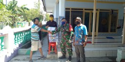 Babinsa Koramil 0816/08 Jabon Bantu Salurkan Ember Cuci Tangan