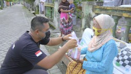 DUSUN SEMAMPIR GELAR BAGI TAKJIL DAN PENYEMPROTAN DESINFEKTAN