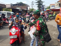 Babinsa Serma Ach. Saifi bersama ibu PKK Kelurahan Krian bagi masker