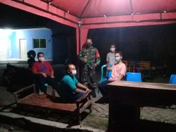 Babinsa 04 Porong Lakukan jaga posko cegah Wabah Virus Corona Covid19