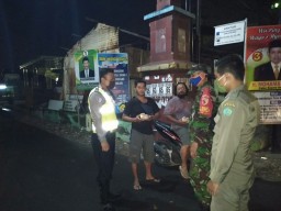 “Babinsa Koramil 17 Gedangan Bagikan Nasi Bungkus Kepada Masyarakat”