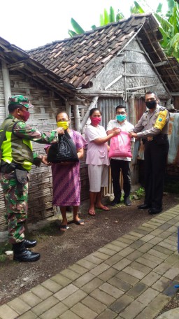 BABINSA KORAMIL 0816/13 WONOAYU MEMBATU MEMBAGIKAN SEMBAKO DI DESA JIM