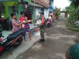 Serma muhlis Bagikan Nasi Bungkus pada Masyarakat Diwilayah sidoarjo