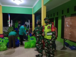 Babinsa Desa Wangkal Dampingi Pembagian Sembako dari Dinas Sosial